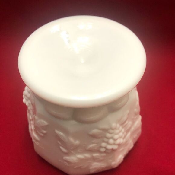 Vintage westmoreland milk glass vase - Picture 5 of 8
